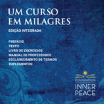 Portuguese Um Curso Em Milagres audiobook cover art